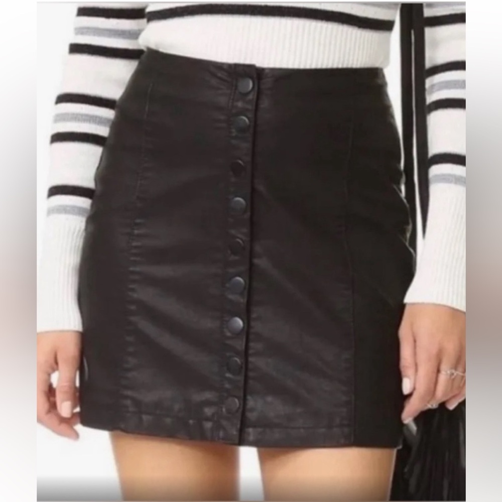 FREE PEOPLE Oh Snap Vegan Leather Mini skirt black Sz 12 EUC